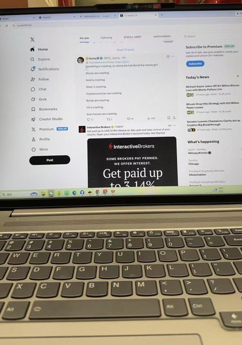 The image shows a laptop screen displaying a social media website, possibly Twitter or Facebook. The background of the image also includes text that reads "如果我告诉你DOGE，会在2027年之前 涨到1美元以上", which seems to be a message from someone named Doge. The laptop is open and turned on, with the screen facing upwards towards the viewer.