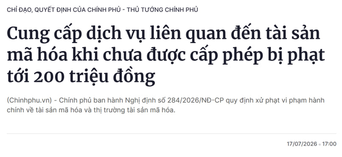 The image shows a Vietnamese government announcement headline stating "Cung cấp dịch vụ liên quan đến tài sản mã hóa khi chưa được cấp phép bị phạt tới 200 triệu đồng" (Providing crypto-related services without a license can be fined up to 200 million VND), referencing Decree No. 284/2026/NĐ-CP issued on 17/07/2026. The image directly illustrates the regulatory backdrop mentioned in the accompanying post, which cites this same decree as the reason the "5 Phút Crypto" channel is clarifying its operational direction.