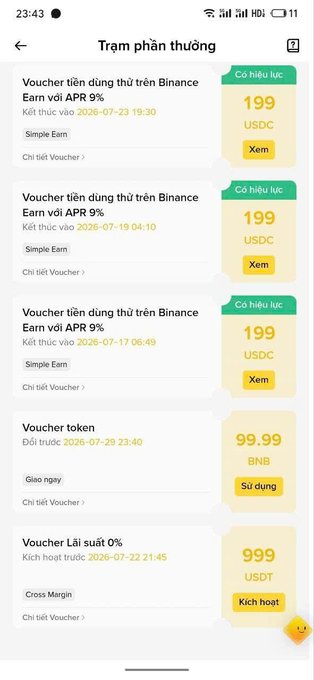 A Binance app screen in Vietnamese titled 'Trăm phần thưởng' showing various reward vouchers including 199 USDC, 99.99 BNB, and 999 USDT rewards.