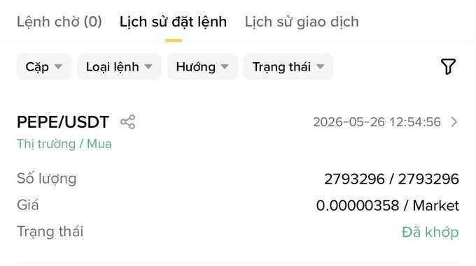 The image shows a screenshot of an online trading platform, where a user has posted information about their trade. The text displayed includes the names of the traders involved, such as "Léng chất" (Léng làm có thúng), "Léng sình" (Léng lên hùng), and "Léng nhân" (Léng nhân). The post also mentions the trade's price, which is $10. Additionally, there are two other posts in the image that provide more information about the trading platform or the traders involved.