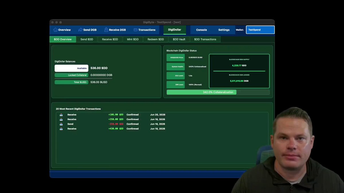The image shows a man sitting in front of a computer screen, with a green background displaying information about DigiDollar. The text on the screen reads "¡DGB DigiDollar llegará a MainNet! En este video, muestro una demostración de DigiDollar, explico cómo funciona el despliegue de MainNet y demo un pago comercial en vivo utilizando DigiDollar a través de @BlockIndexAI". The man appears to be engaged in an online learning session about the DigiDollar platform.