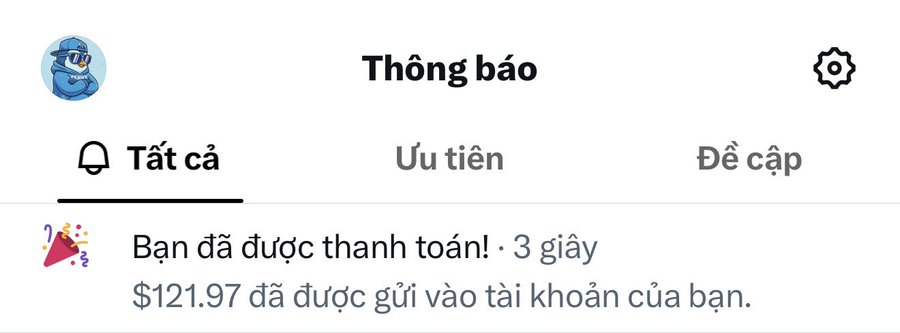 A Vietnamese-language notification screen titled 'Thông báo' (Notifications) showing a payment confirmation message that $121.97 has been sent to the user's account.