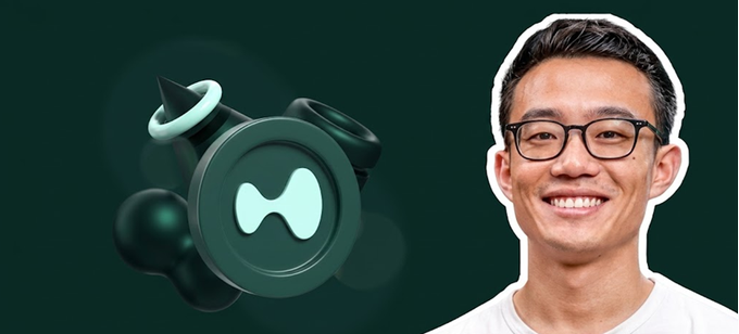 The image features a man wearing glasses, smiling at the camera while standing next to a green clock face with a white logo. The background of the image is black, which contrasts with the green clock face. The caption below the image reads "Hyperliquid là câu chuyện thành công lớn nhất của crypto giai đoạn 2024-2026".