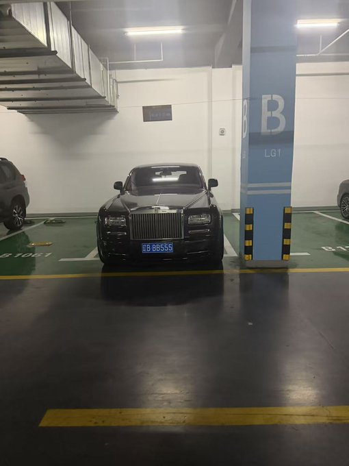 A black Rolls-Royce with the license plate "B·BB555" is parked in a garage next to a spot labeled "B." The post jokingly expresses a desire to sell this neighbor's old luxury car ("Lao") and invest the proceeds in ARC, humorously treating the lavish vehicle as an asset to liquidate.