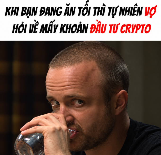 A Vietnamese-language meme featuring a man drinking from a glass, with the text: 'KHI BẠN ĐANG ĂN TỐI THÌ TỰ NHIÊN VỢ HỎI VỀ MÁY KHOẢN ĐẦU TƯ CRYPTO'.