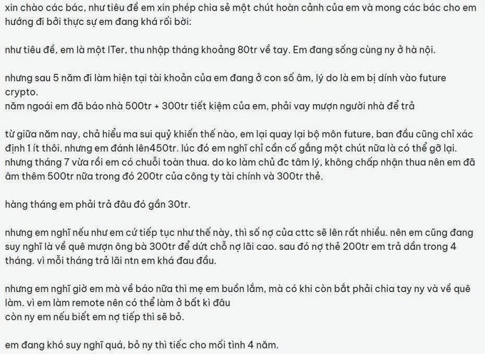 A Vietnamese text post in which an IT worker from Hanoi explains how he lost his savings (500 million + 300 million VND) on crypto futures, accumulated 1.4 billion VND in debt (including 200M from a finance company and 300M in credit card debt), struggles with monthly 30M VND payments, and contemplates borrowing more from his girlfriend to avoid his mother finding out.