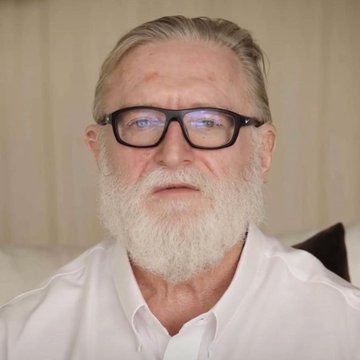 An elderly man with a white beard and glasses wearing a white shirt looks exhausted and defeated, humorously illustrating the dramatic decline of his investment portfolio from the optimistic highs of 2024 to the depleted state of 2026.