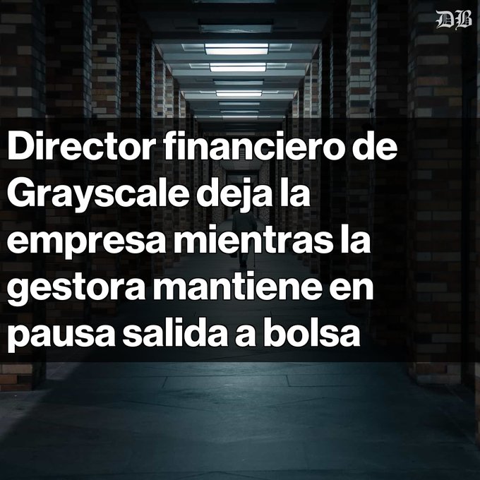 A dimly lit corridor lined with shelves, overlaid with text: 'Director financiero de Grayscale deja la empresa mientras la gestora mantiene en pausa salida a bolsa'.