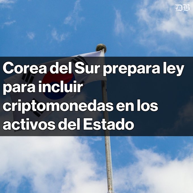 The image shows the South Korean flag (Taegukgi) waving against a blue sky with clouds, overlaid with Spanish text reading "Corea del Sur prepara ley para incluir criptomonedas en los activos del Estado" (South Korea prepares law to include cryptocurrencies in State assets), which directly illustrates the accompanying post about South Korea advancing historic legislation to incorporate cryptocurrencies and digital assets into national wealth management under a new Basic National Assets Act.