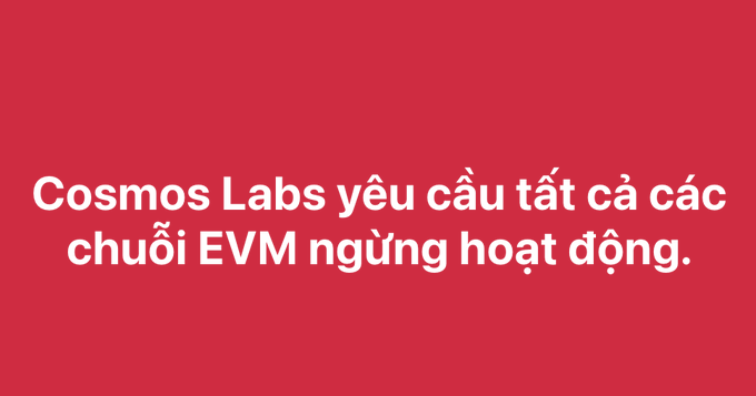 A red graphic with white text reading 'Cosmos Labs yêu cầu tất cả các chuỗi EVM ngừng hoạt động.'