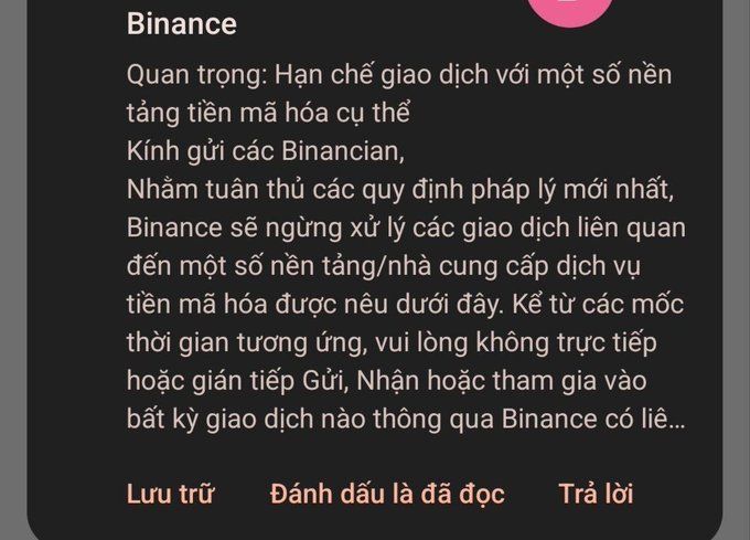 A Binance notification in Vietnamese about restricting transactions with certain cryptocurrency platforms, with options to save, mark as read, or reply.