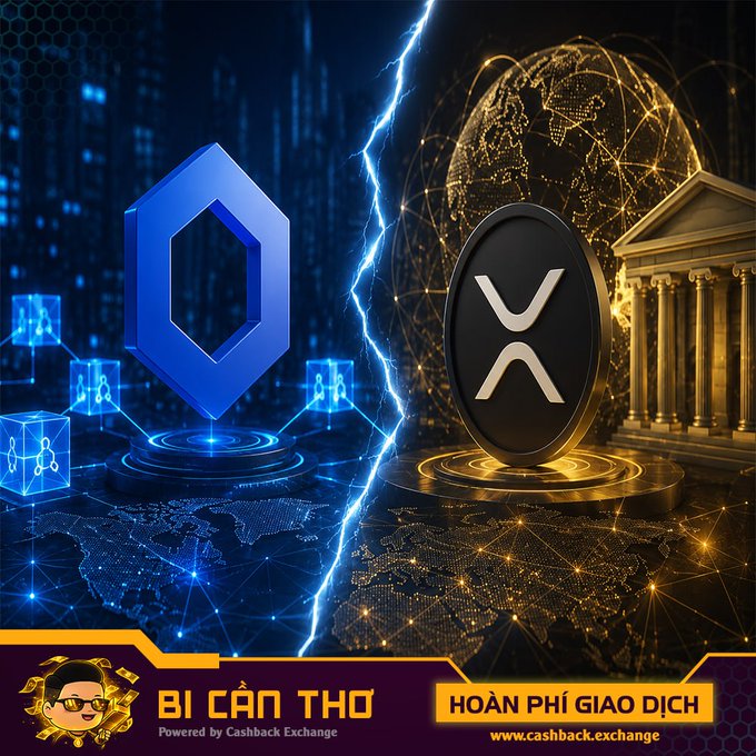 An advertisement for "BÍ CÂN THƠ Powered by Cashback Exchange," featuring two prominent cryptocurrency logos (Chainlink and XRP) split by a lightning bolt, offering a "HOÀN PHÍ GIAO DỊCH" (transaction fee refund) promotion.