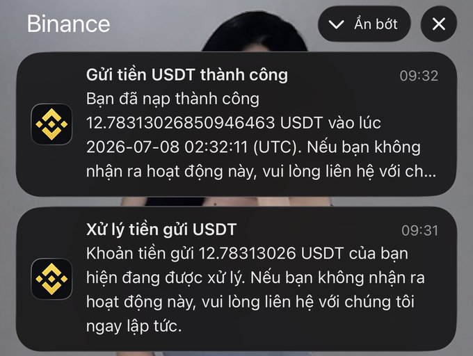 The image shows two Binance notifications in Vietnamese confirming a successful USDT deposit of 12.78313026850946463 USDT, which corresponds to the friend's promised $12 gift mentioned in the post about Linh sending money.