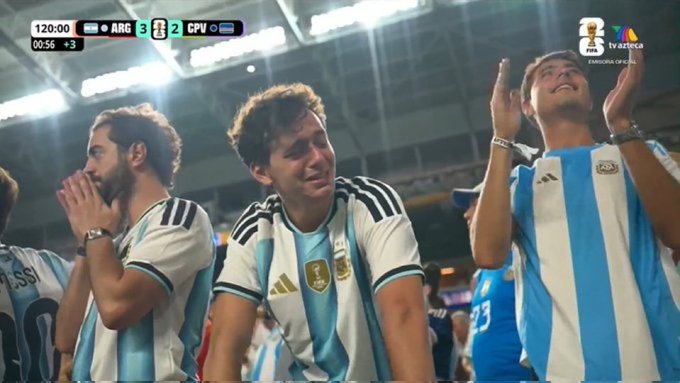 Argentinian soccer players in blue and white striped jerseys looking emotional after a match, with a scoreboard showing ARG 3 - 2 CPV at 120:00 +3 during the tv azteca broadcast.