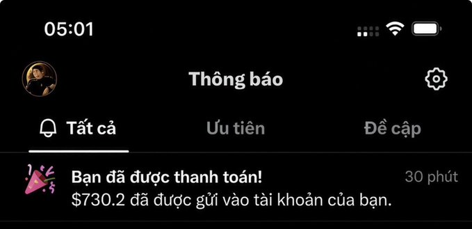A dark-mode smartphone notification screen in Vietnamese showing a payment confirmation of $730.2 received 30 minutes ago.