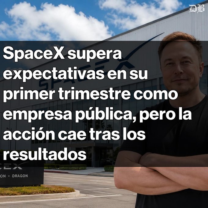 Elon Musk stands with arms crossed in front of a SpaceX building, with a Spanish news headline reading: 'SpaceX supera expectativas en su primer trimestre como empresa pública, pero la acción cae tras los resultados'.