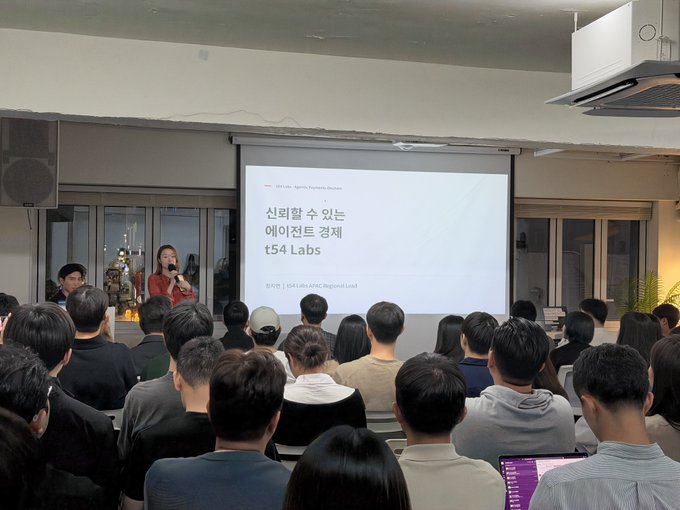 A presentation in Korean titled '신뢰할 수 있는 에어진트 경제 t54 Labs' taking place in a room full of attendees, with a speaker presenting at the front.