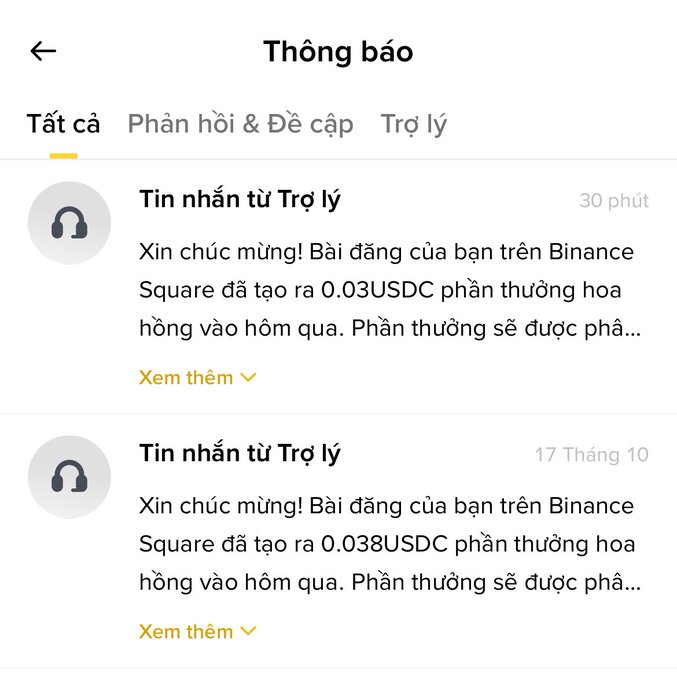 A screenshot of a Vietnamese mobile app notification center with the header 'Thông báo', displaying two messages from 'Trợ lý' congratulating the user on Binance Square rewards of '0.03USDC' and '0.038USDC'.