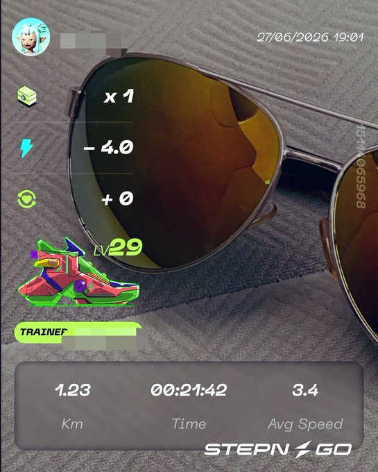 A STEPN GO running app screenshot displays workout stats (1.23 Km, 00:21:42, 3.4 Avg Speed) over an image of aviator sunglasses with amber-tinted lenses, with a "LV29" sneaker and "x 1, -4.0, + 0" Energy/Efficiency/Luck attributes visible. The Japanese caption poetically references parting from a beloved horse and a "teardrop" appearing unbidden, mirroring the teardrop-shaped amber lens that resembles a falling tear.