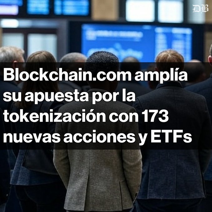 The image shows a group of people standing together, likely attending a conference or event related to cryptocurrency. In the center of the image, there is a large screen displaying information about Bitcoin Amplia, which translates to "Bitcoin Amplia". The text on this screen explains how people can now take advantage of Bitcoin Amplia tokenizacion, as well as the expected outcomes for these transactions in terms of fees and acciones.