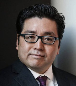 The image features a man wearing a suit and tie, with glasses, looking at the camera directly. The backdrop of his photo is a dark wall, which contrasts with the bright subject he's focusing on - another Wall Street analyst named Tom Lee who is being discussed in relation to Bitcoin. The person behind him appears to be an image of himself, adding depth to the scene.

The post discusses the topic of investing in cryptocurrency and mentions that Tom Lee has purchased Bitcoin. It also states that BitMine, a company associated with Tom Lee's venture into crypto, currently holds 5.62M ETH, which is worth approximately $10,000,000,000. The image captures both an intriguing moment where Tom Lee is being recognized as a significant figure in the cryptocurrency space and his investment in Bitcoin.