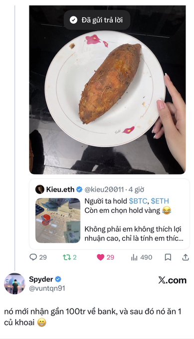 The image shows a tweet by Kieu.eth (@kieu20011) displaying a roasted sweet potato on a plate, jokingly captioned "Người ta hold $BTC, $ETH, Còn em chọn hold vàng 😂" (People hold BTC, ETH, but I choose to hold gold), referencing that "gold" (vàng) is a Vietnamese pun for sweet potato. 

The reply from @vunttqn91 humorously adds: "nó mới nhận gần 100tr về bank, và sau đó nó ăn 1 củ khoai 😂" (It just received nearly 100 million to the bank, and then ate a sweet potato 😂), playfully contrasting the mention of crypto holdings with the humble reality of just enjoying a simple roasted sweet potato.