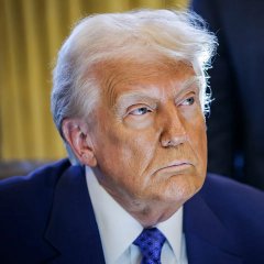 This image shows former US President Donald Trump, whose alleged quote about the SEC Chairman bringing "Hyperliquid" to the US and the associated ticker "$HYPE" are mentioned in the accompanying post.