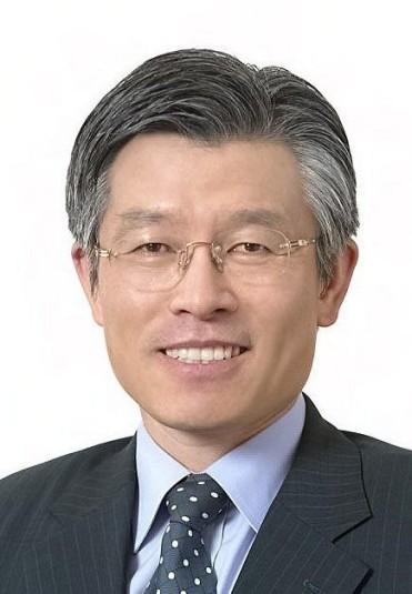 An official portrait of Choi Dong-seok, Administrative Innovation Minister, alongside a post about his cryptocurrency asset disclosure.