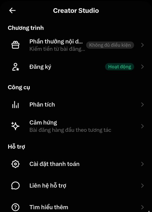 A Vietnamese-language mobile app menu titled 'Creator Studio' with options including 'Phân thưởng nội dung' (Content rewards), 'Đăng ký' (Register), 'Phân tích' (Analytics), and 'Cài đặt thanh toán' (Payment settings).