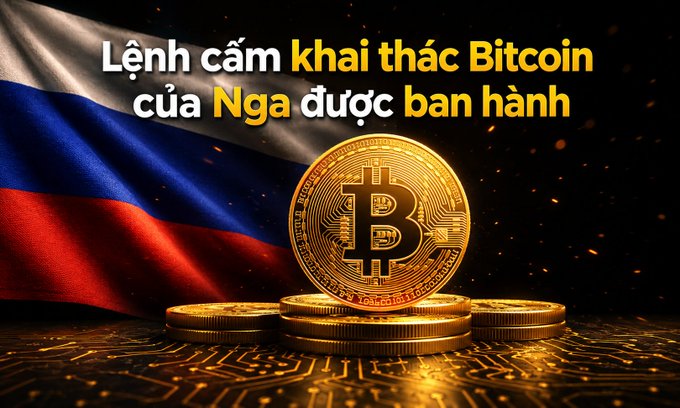 The image shows a stack of golden Bitcoin coins displayed against the backdrop of the Russian flag, with Vietnamese text reading "Lệnh cấm khai thác Bitcoin của Nga được ban hành" (translated: "Russia's Bitcoin mining ban has been issued"). The visual reinforces the post's message about Russia's prohibition on Bitcoin mining in Moscow until 2032 due to power grid strain from over 65 data centers consuming 734 MW.