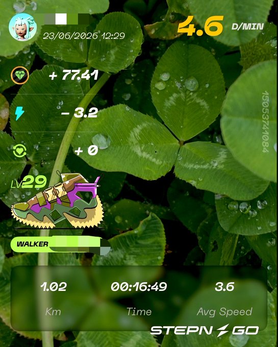 The image shows a fitness app screen with a green background, displaying information about walking steps taken during a workout session. The user has already taken 1,022 steps, and their average speed is 3.6 km/h.