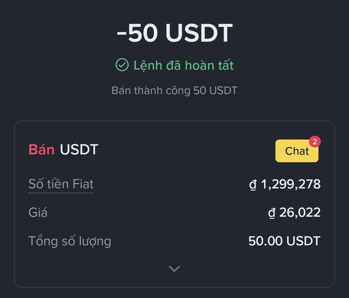 A crypto trading app screen showing a completed sale of -50 USDT (Lệnh đã hoàn tất) for ₫1,299,278 at a rate of ₫26,022, with a chat button displaying 2 notifications.