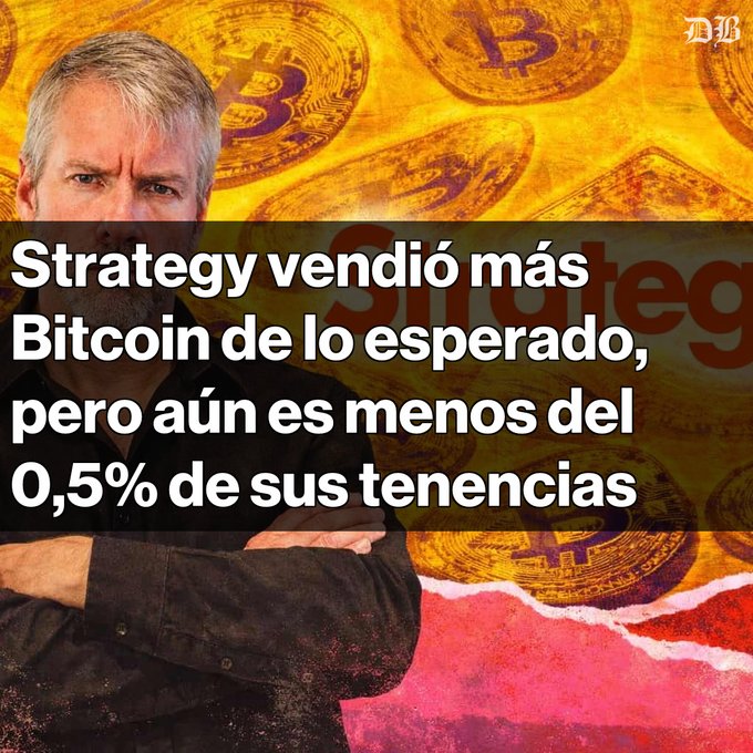 News graphic showing a man (Michael Saylor) against a background of Bitcoin coins, with Spanish headline 'Strategy vendió más Bitcoin de lo esperado, pero aún es menos del 0,5% de sus tenencias'.