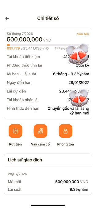 A Vietnamese banking app screenshot showing a savings account ("Chi tiết sổ") with a 500,000,000 VND (~$20K USD) deposit at 9.3%/annual interest rate, illustrating the poster's lament about others' substantial savings and growing interest while they struggle with daily expenses. The transaction history confirms the account was opened on 28/07/2026, matching the post's reference to "sending 500 mil" to a high-interest savings account.