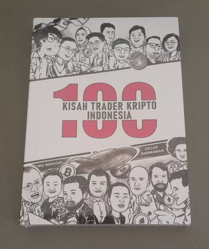 A book cover titled "100 KISAH TRADER KRIPTO INDONESIA" by Oscar Darmawan features black-and-white illustrated portraits of various traders, including the author who was recognized by @coinvestasi after receiving an award the previous year.