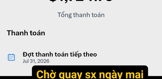 A payment summary screen in Vietnamese showing 'Tổng thanh toán' (Total payment) with a next payment date of 'Jul 31, 2026' and yellow overlay text reading 'Chờ quay sx ngày mai' (Waiting for lottery draw tomorrow).