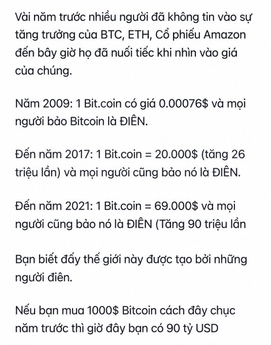 A Vietnamese text passage discussing the historical growth of Bitcoin, stating it was worth $0.00076 in 2009 and $69,000 in 2021, noting that the world is built by 'crazy' people, and claiming $1000 invested a decade ago would now be worth $90 billion.