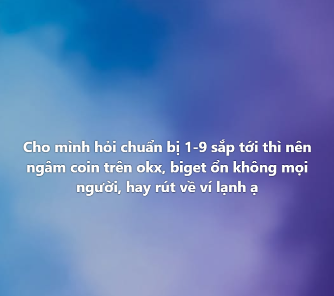 The image features Vietnamese text overlaid on a soft blue and purple gradient background, reading: "Cho mình hỏi chuẩn bị 1-9 sắp tới thì nên ngâm coin trên okx, biget ổn không mọi người, hay rút về ví lạnh ạ" — which translates to a question about whether to hold crypto on OKX/Bitget exchanges or withdraw to a cold wallet ahead of September 1st. The post asks for guidance on how to respond to this inquiry.