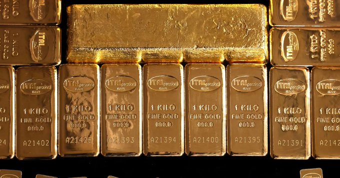 A stack of 1 KILO fine gold bars from Italpreziosi with 999.9 purity, each displaying unique serial numbers like A21402, A21428, A21393.