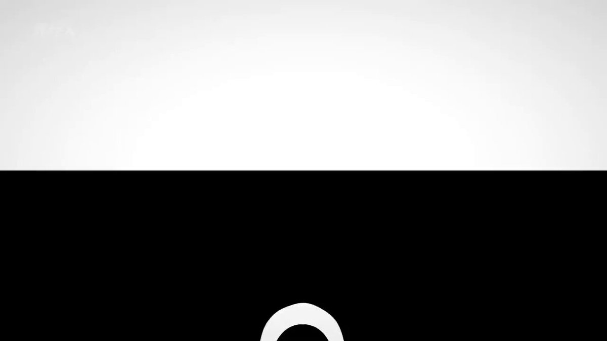 The image features a black and white striped background with a large circle in the center, which appears to be a logo or symbol. The text "10盒巧克力1盒有毒……..." is written below the logo, suggesting that it might be related to an event or promotion. The image also contains some text about a person named "Alice" and another person named "Bob", who are described as being smart and studious.