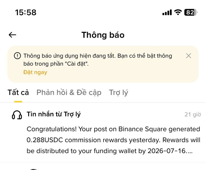 A mobile app notifications screen in Vietnamese showing a notice that 'Thông báo ứng dụng hiện đang tật' (app notifications are off) with a 'Đặt ngay' option, and a message from the Assistant ('Tin nhắn từ Trợ lý') stating: 'Congratulations! Your post on Binance Square generated 0.288USDC commission rewards yesterday. Rewards will be distributed to your funding wallet by 2026-07-16...'