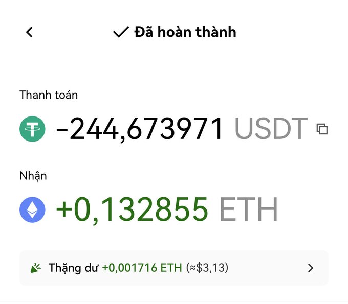 The image shows a screenshot of an app called "ETH" that allows users to buy and sell cryptocurrency, specifically etherium (ETH). The screen displays two sets of numbers representing the amount of etherium being bought and sold at the moment. One set is in Vietnamese, while the other is in English. The post also mentions that the price of eth has dropped by 10% since it was last bought, which could be an indication of a market trend or a recent transaction.