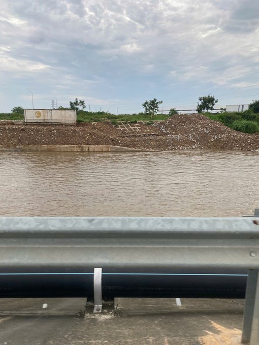 The caption:

A muddy river flowing beside a road under construction, viewed through a metal guardrail under a cloudy sky.

Image relevance: The image doesn't directly illustrate the algorithm discussion but evokes a sense of "upheaval" and "turbulence" — much like the disruption in distribution systems described in the post. The murky, churning water serves as a metaphor for the chaotic "flow" of content reach when algorithms change.