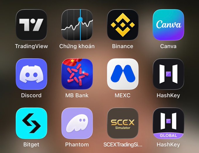 A smartphone home screen showing app icons including TradingView, Chứng khoán, Binance, Canva, Discord, MB Bank, MEXC, HashKey, Bitget, Phantom, SCEXTradingSi..., and HashKey GLOBAL.