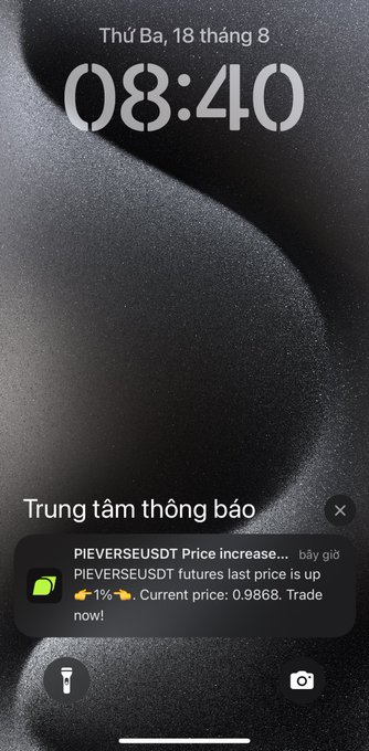 iPhone lock screen at 08:40 on Thursday, August 18, showing a Vietnamese notification center with a PiEVERSEUSDT futures alert that the last price increased by 1% to 0.9868.