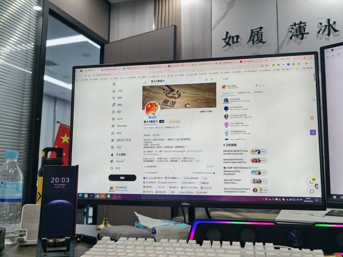A computer monitor displays the Chinese social media platform X (Twitter), with a phone showing 20:03 and Chinese calligraphy reading "如履薄冰" on the wall.