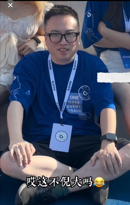 A young-looking man wearing glasses and a blue "Gate.io" shirt sits cross-legged with a lanyard, captioned "哎这不倪大吗😂," playfully referencing Ni Da's youthful appearance at a Gate event mentioned in the post.
