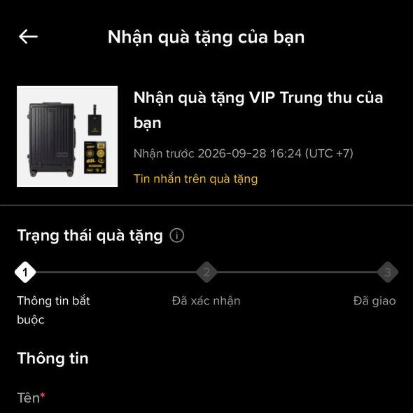 A Vietnamese-language mobile app screen titled 'Nhận quà tặng của bạn' (Receive your gift) showing a 'Nhận quà tặng VIP Trung thu của bạn' (Receive your Mid-Autumn VIP gift) with a deadline of 2026-09-28 16:24 (UTC +7), featuring an image of luggage and a gift box, with gift status step 1 'Thông tin bắt buộc' highlighted.
