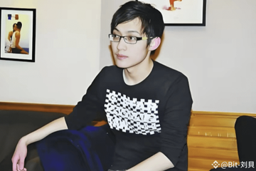 A young man with glasses wearing a black t-shirt with white text sitting on a wooden bench in a room with framed pictures on the wall; a Weibo watermark '@Bi刘贝' appears in the corner.