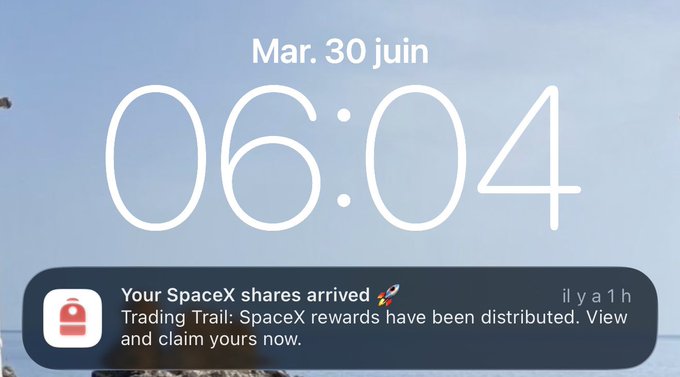 A phone lock screen displaying the time 06:04 on Mar. 30 with a notification from Backpack stating "Your SpaceX shares arrived 🚀 Trading Trail: SpaceX rewards have been distributed. View and claim yours now," illustrating the post's claim that the user received SpaceX shareholder rewards through Backpack before their early morning run.